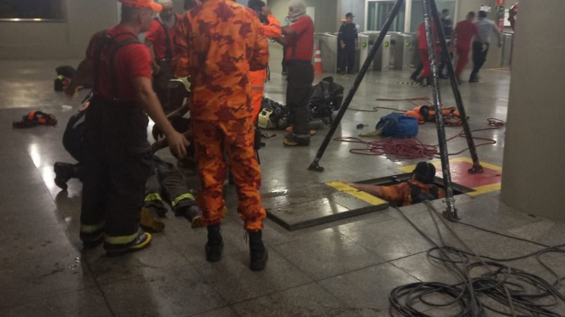 Três funcionários ficam desacordados após inalarem gás na estação de metrô do Benfica, em Fortaleza