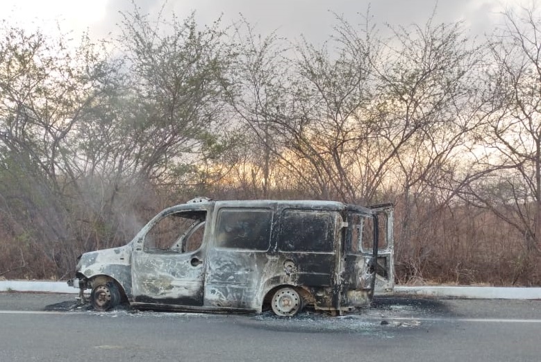 Gestante dá à luz em rodovia após ambulância ser destruída em incêndio