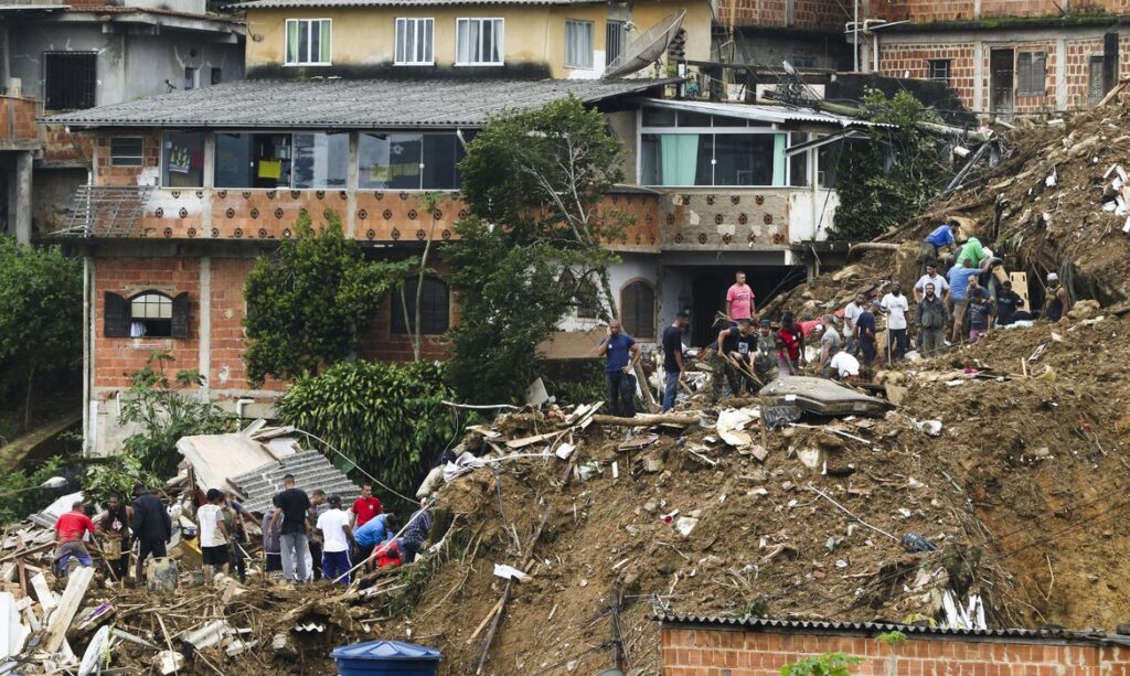 Governo do Ceará oferece ajuda de bombeiros, profissionais da Defesa Civil e equipamentos a Petrópolis