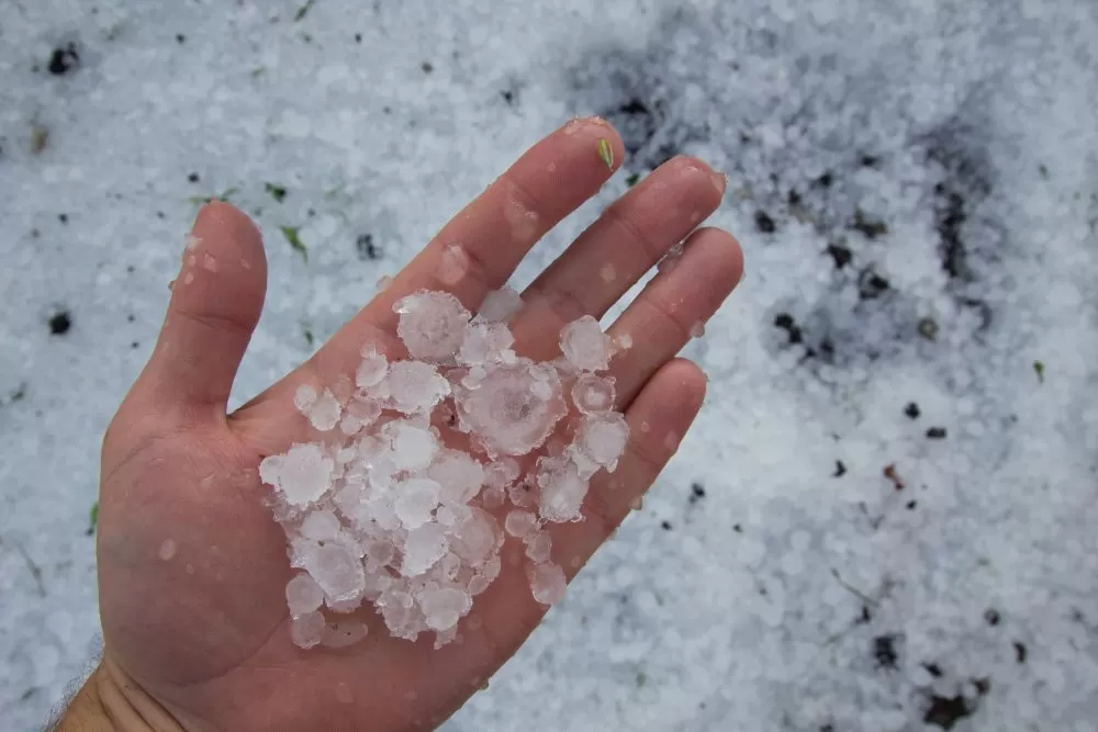 Chuva de granizo atinge cidade do interior do Ceará