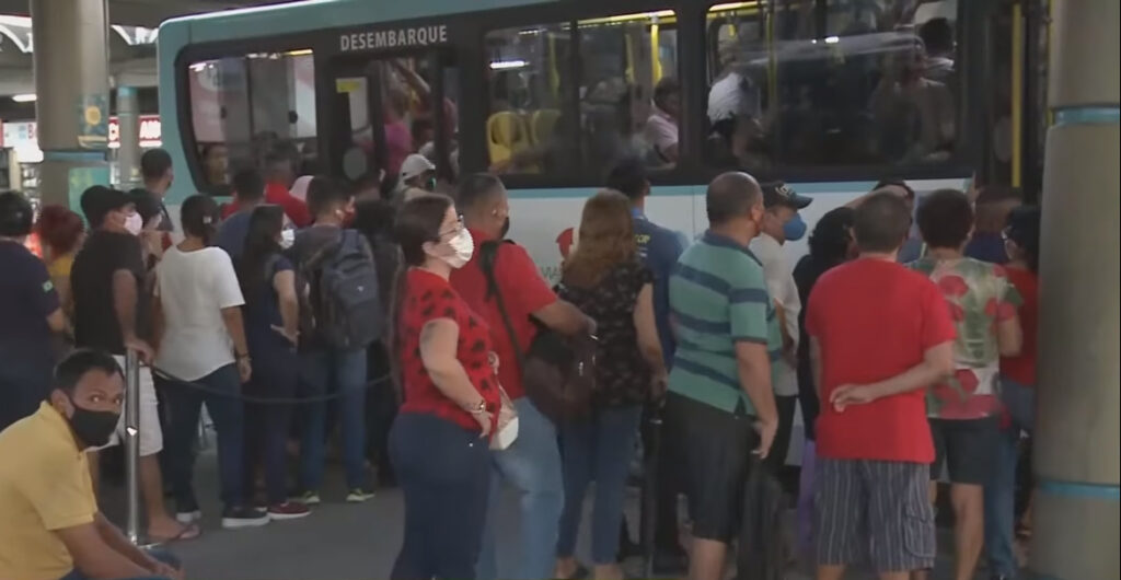 Greve de ônibus em Fortaleza está suspensa, mas terminais seguem lotados