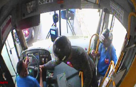 Greve de ônibus em Fortaleza: vídeo mostra o momento em que homens de capacete retiram a chave de veículo