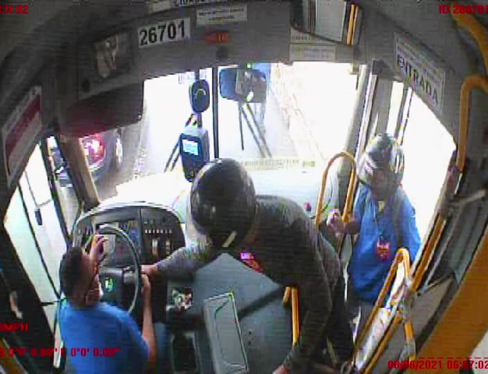 Greve de ônibus em Fortaleza vídeo mostra o momento em que homens de capacete retiram a chave de veículo