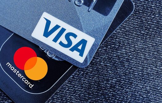 Guerra faz com que Visa e Mastercard suspendam operações na Rússia