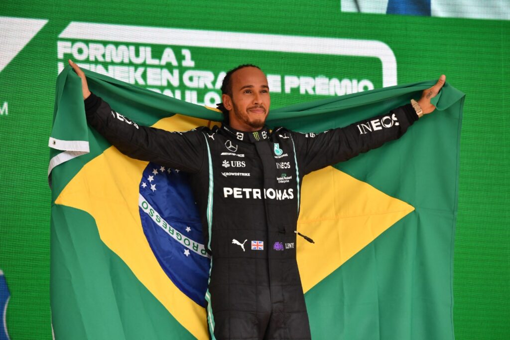 Fórmula 1: Lewis Hamilton vence GP de Interlagos e comemora com bandeira brasileira à la Senna