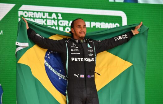 Fórmula 1: Lewis Hamilton vence GP de Interlagos e comemora com bandeira brasileira à la Senna