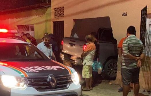 Caminhonete invade uma residência e colide com porta em Sobral