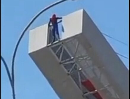 Homem-Aranha de Goiás escala viaduto em busca de emprego