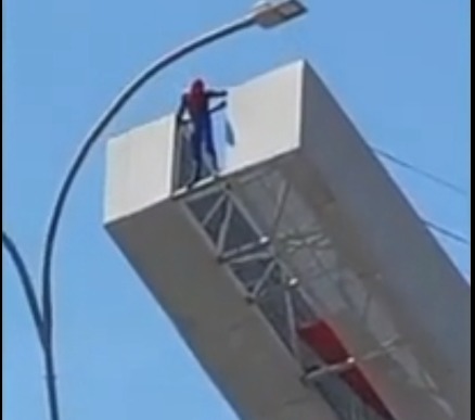 Homem-Aranha de Goiás escala viaduto em busca de emprego