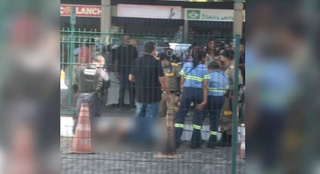 Homem cai de plataforma e é atingido por ônibus em terminal de Fortaleza