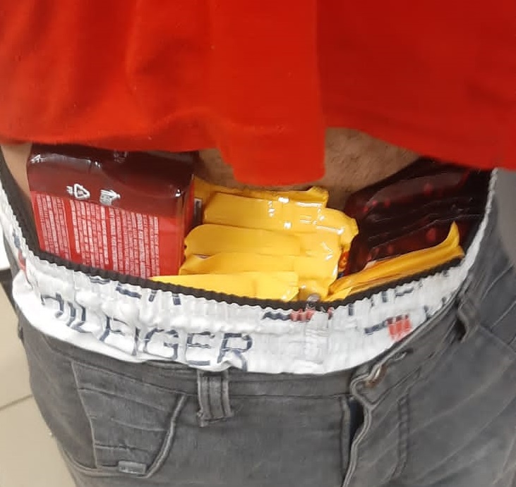 Com 30 barras de chocolate escondidas na cueca, homem é preso em flagrante em Maracanaú