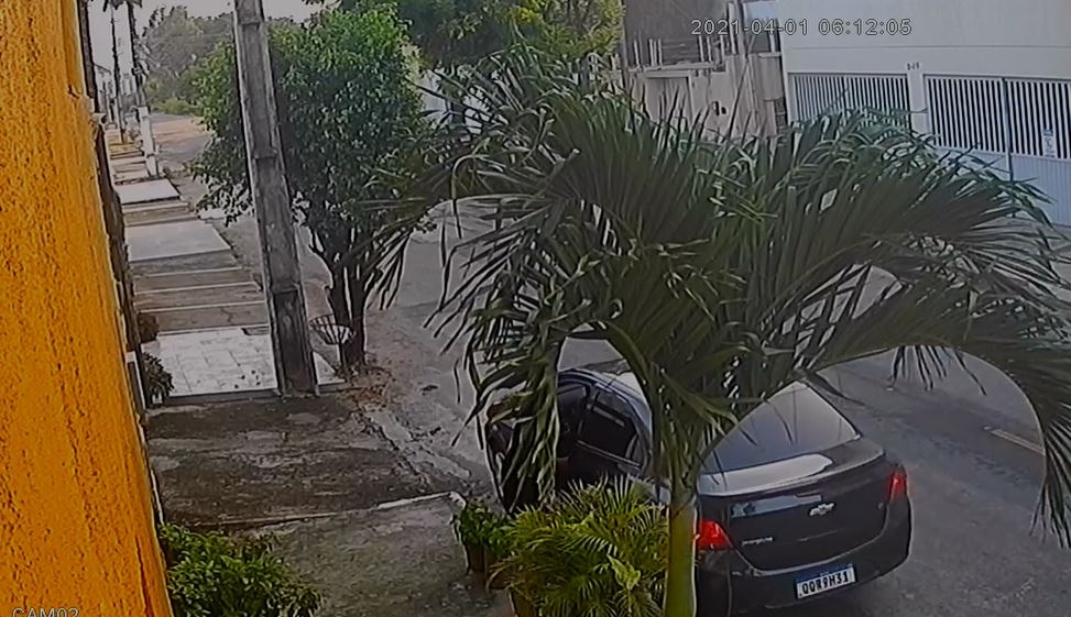 Homem é flagrado furtando vaso de planta em rua de Fortaleza