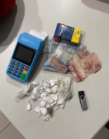 Homem suspeito de usar “maquininha” para vender drogas é preso na Praia de Iracema