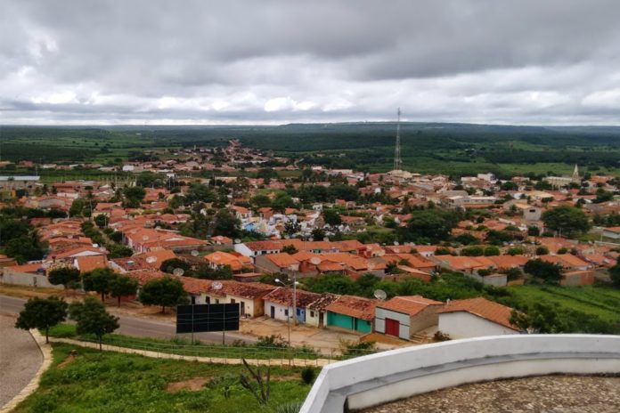 Homem suspeito de agredir a própria mãe é preso em Araripe