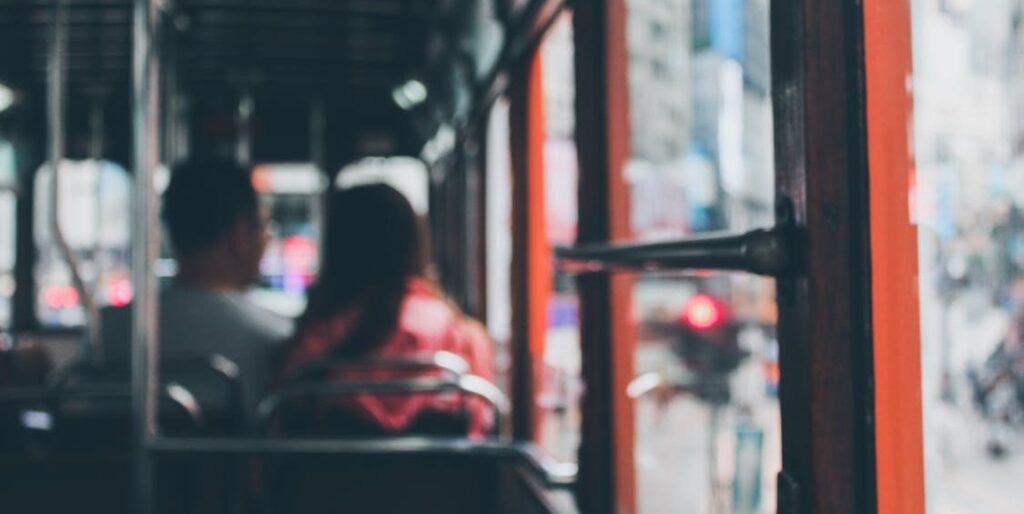 Homem suspeito de assediar criança dentro de ônibus é denunciado