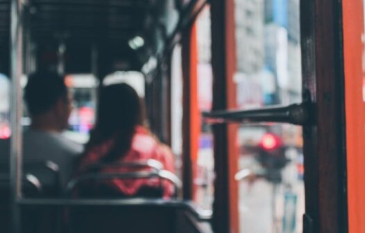 Homem suspeito de assediar criança dentro de ônibus é denunciado