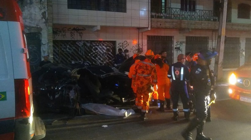 Homens morrem em acidente de carro no bairro Siqueira, em Fortaleza