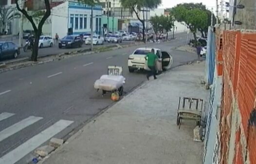 Homens são flagrados furtando mercadoria de feirantes no Centro de Fortaleza