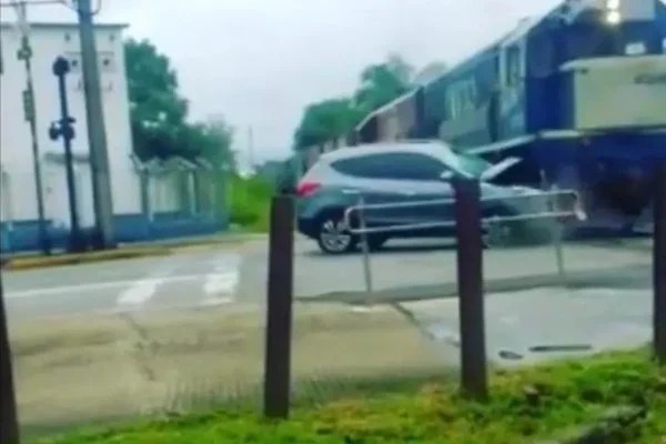 Vídeo: idosa colide carro contra um trem em Santa Catarina