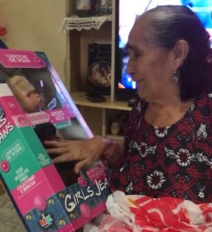 Idosa de 78 anos se emociona ao ganhar primeira boneca de presente