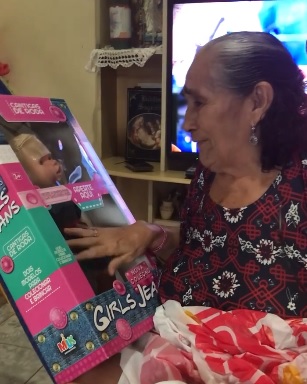 Idosa de 78 anos se emociona ao ganhar primeira boneca de presente