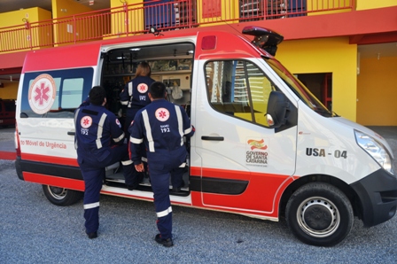 Idosa se engasga, quebra a perna, cai de maca a caminho do hospital e morre