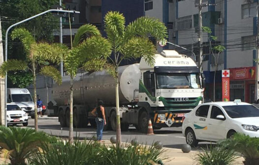 Idoso é atropelado por caminhão na avenida da Abolição, em Fortaleza