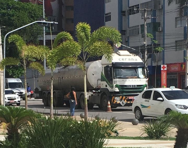 Idoso é atropelado por caminhão na avenida da Abolição em Fortaleza