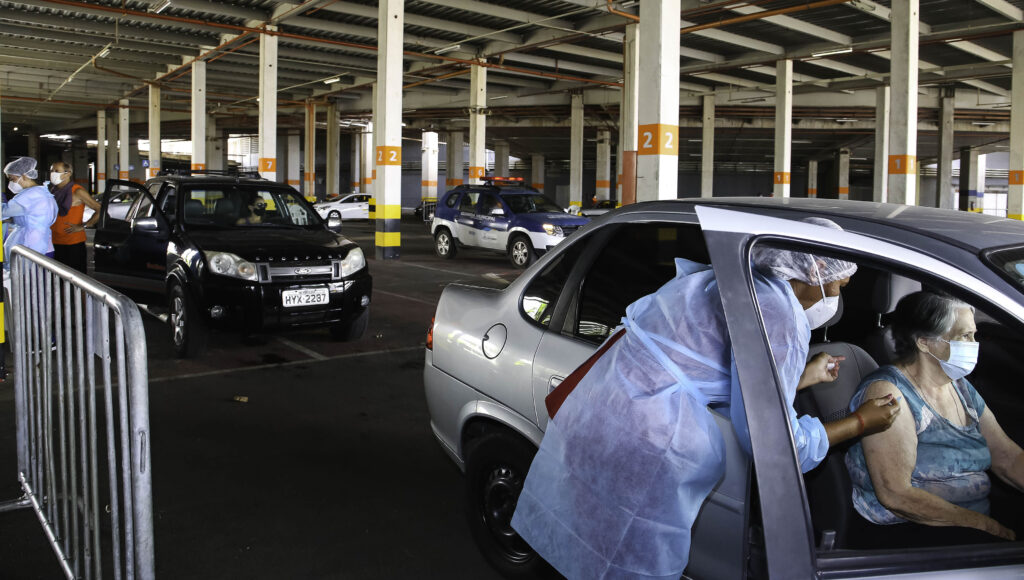 Idosos que não possuem veículo próprio poderão agendar o transporte para vacinação a partir da terça-feira (9)