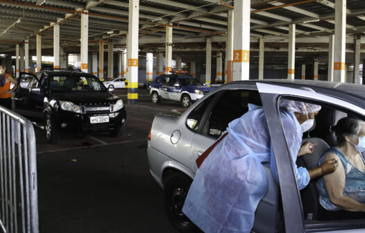 Idosos que não possuem veículo próprio poderão agendar o transporte para vacinação a partir da terça-feira (9)