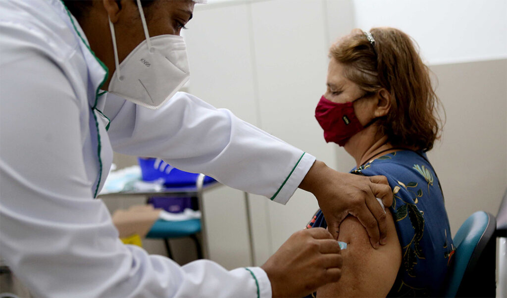 Pessoas com reação à vacina da Covid-19 podem ligar para o Plantão Coronavírus