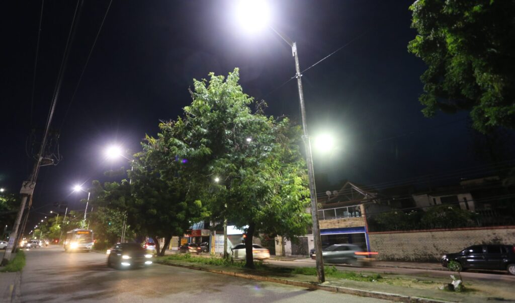 Obra que modernizou a iluminação pública da Av. Lineu Machado é finalizada