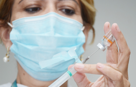 Início da vacinação, seringa vazia e tentativa de furar fila: confira as principais notícias desta semana