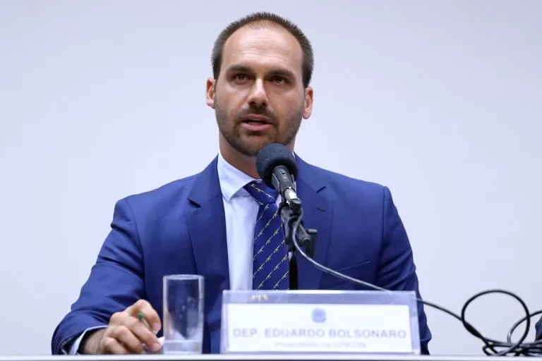 Eduardo Bolsonaro defende compra de leite condensado por militares