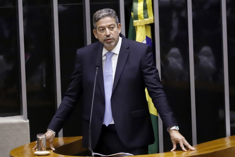 Arthur Lira é eleito presidente da Câmara com 302 votos