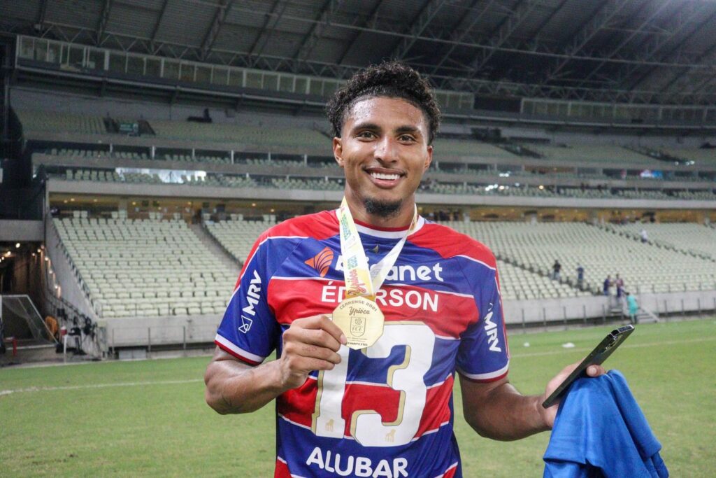 Fortaleza oficializa saída do volante Éderson, que retorna ao Corinthians para venda ao futebol italiano