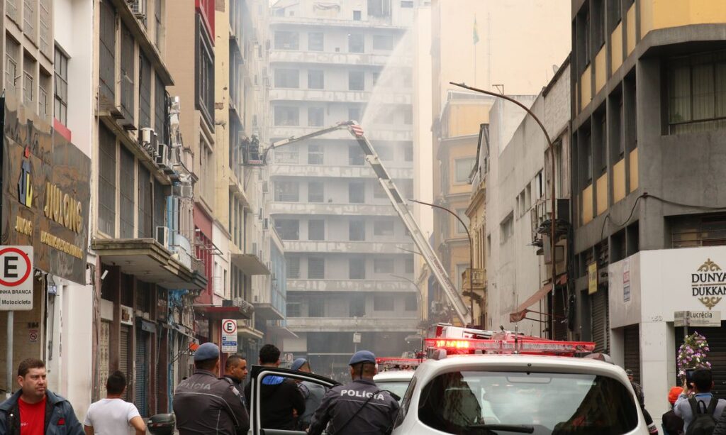 Começa limpeza em prédio incendiado da Rua 25 de Março