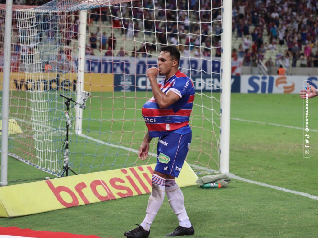 Fortaleza vence Palmeiras por 1 a 0, espanta a má fase e volta ao G-4 do Brasileirão