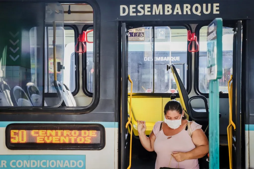 Demanda por ônibus caiu 38% em Fortaleza durante a pandemia; Prefeitura usa tecnologia para evitar lotações