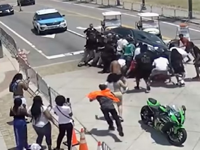 Impressionante: motorista acaba atropelando casal em motocicleta e população se mobiliza para ajudar