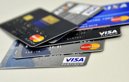 Juros do cartão de crédito podem chegar a quase 900% para quem não paga o valor total da fatura