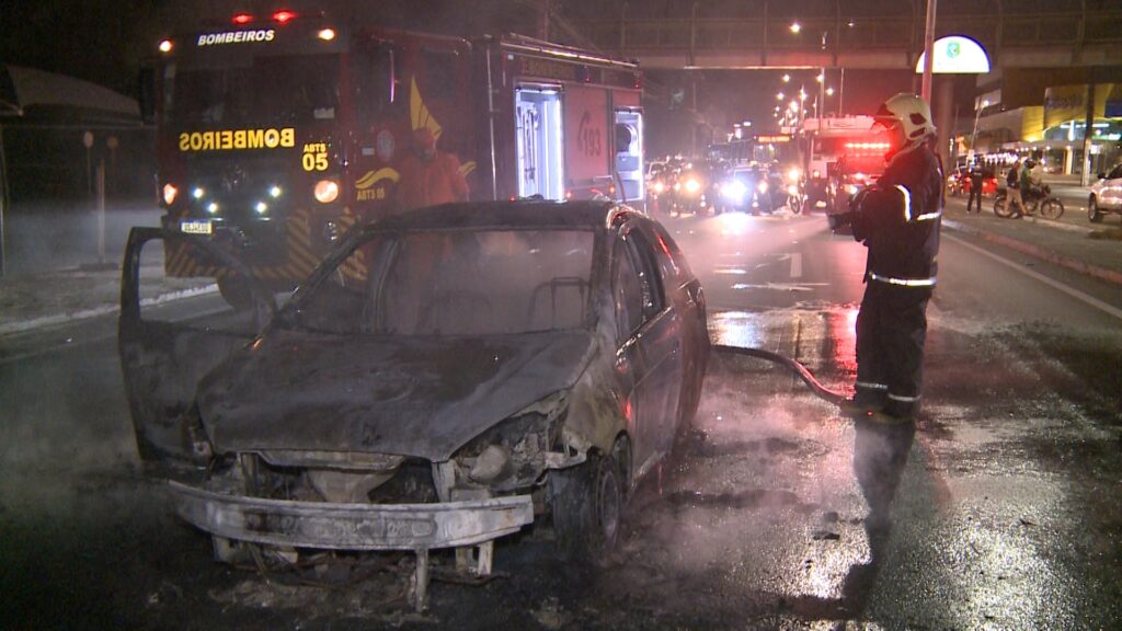 Carro pega fogo em plena Avenida Washintgon Soares