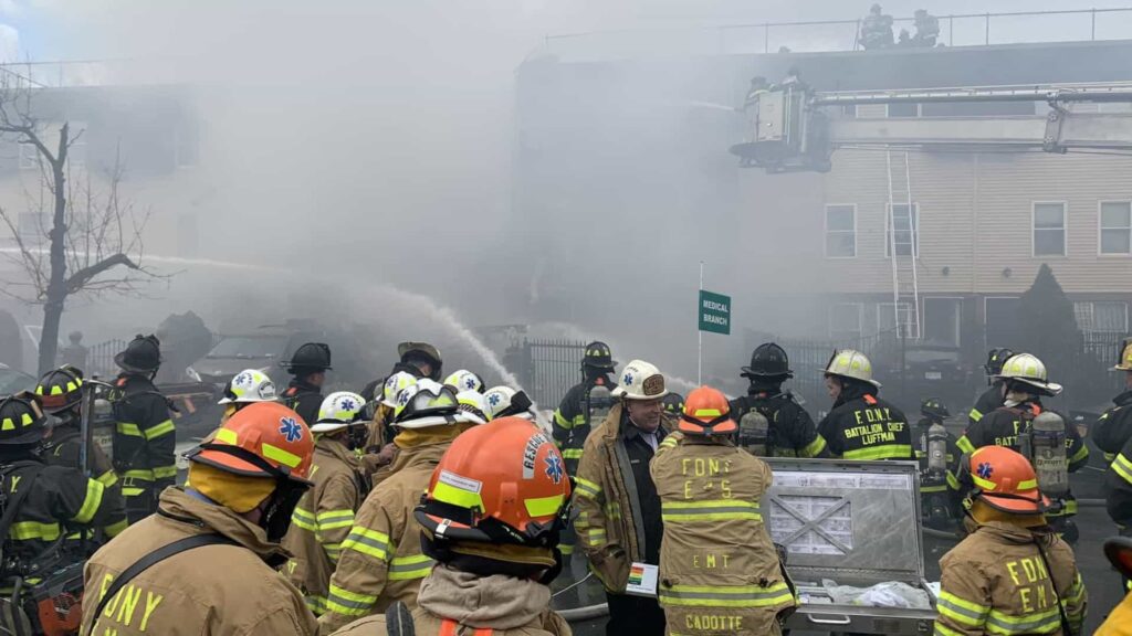 Incêndio destrói várias casas e deixa um morto e oito feridos em Nova York