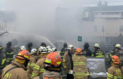 Incêndio destrói várias casas e deixa um morto e oito feridos em Nova York