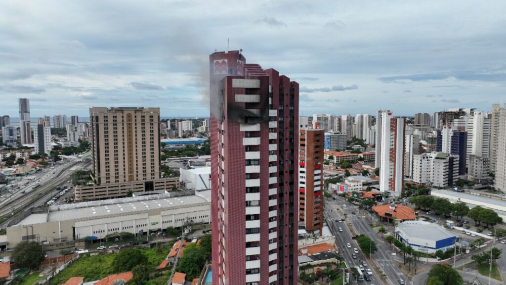 Incêndio atinge andar de prédio residencial no bairro Cocó, em Fortaleza