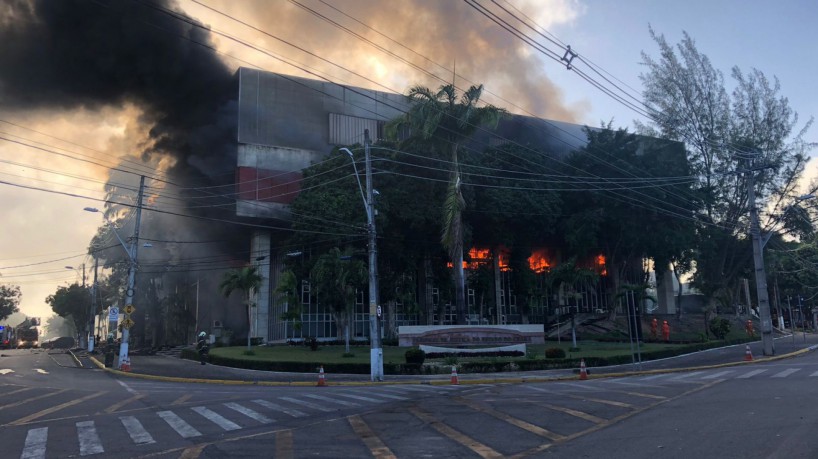 Incêndio atinge dois andares da sede do Tribunal de Justiça do Ceará; veja vídeo