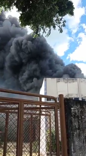 Incêndio atinge galpão de prédio público de Fortaleza