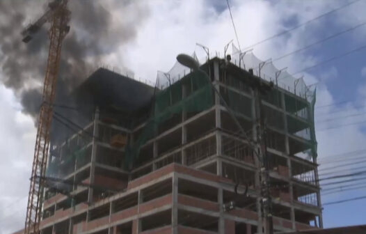 Incêndio atinge prédio em obras no bairro Luciano Cavalcante, em Fortaleza