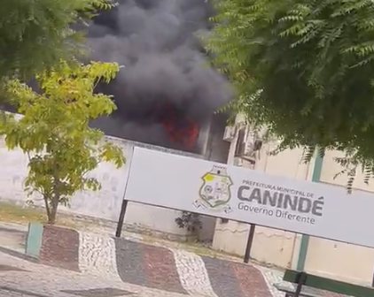 Incêndio atinge depósito próximo à prefeitura de Canindé