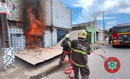 Loja de produtos químicos é atingida por incêndio no bairro Carlito Pamplona, em Fortaleza
